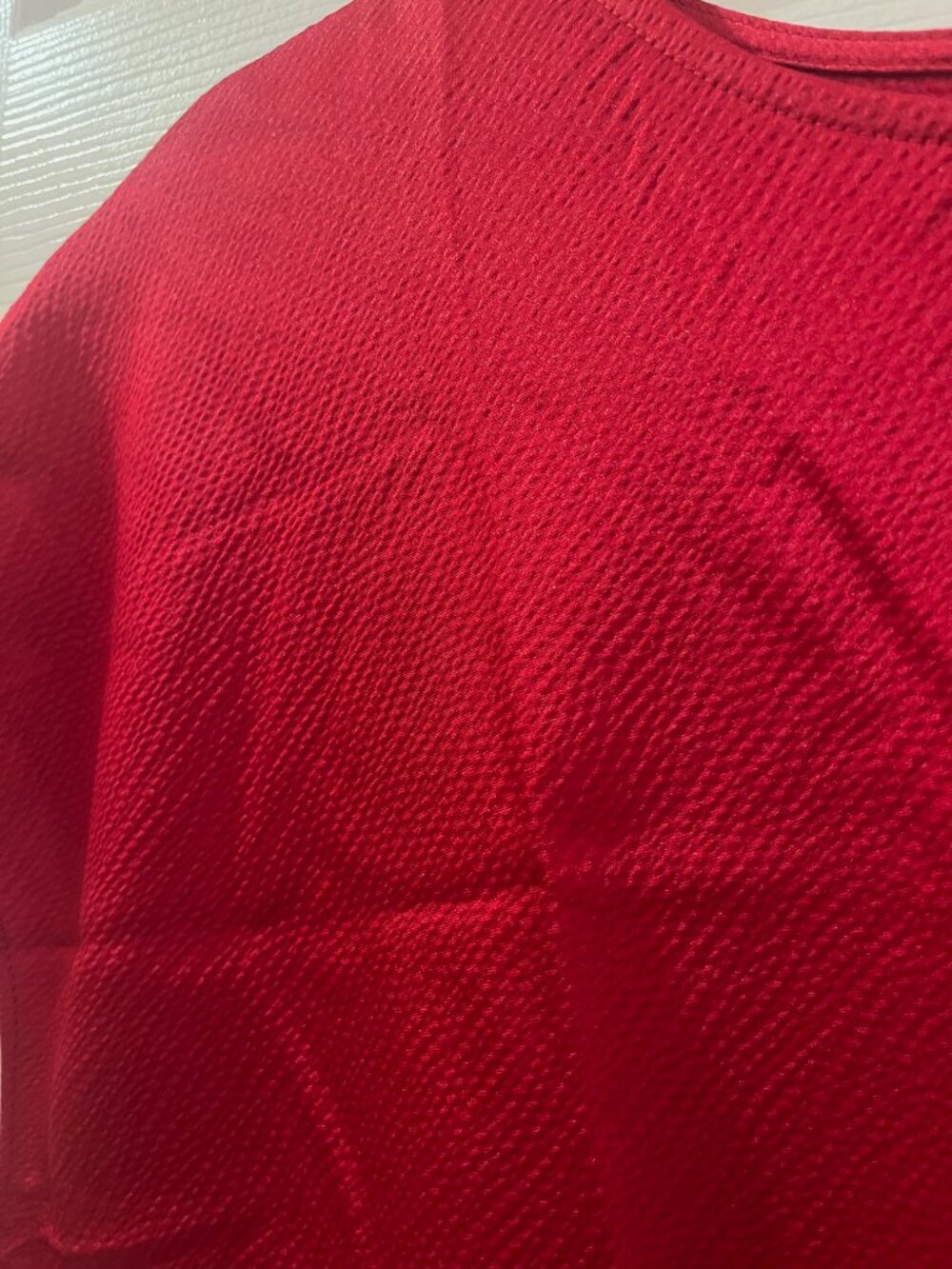 NWT Red Cap Sleeve Crew Neck Keyhole Back Cropped Textured Satin Blouse - Picture 7 of 10